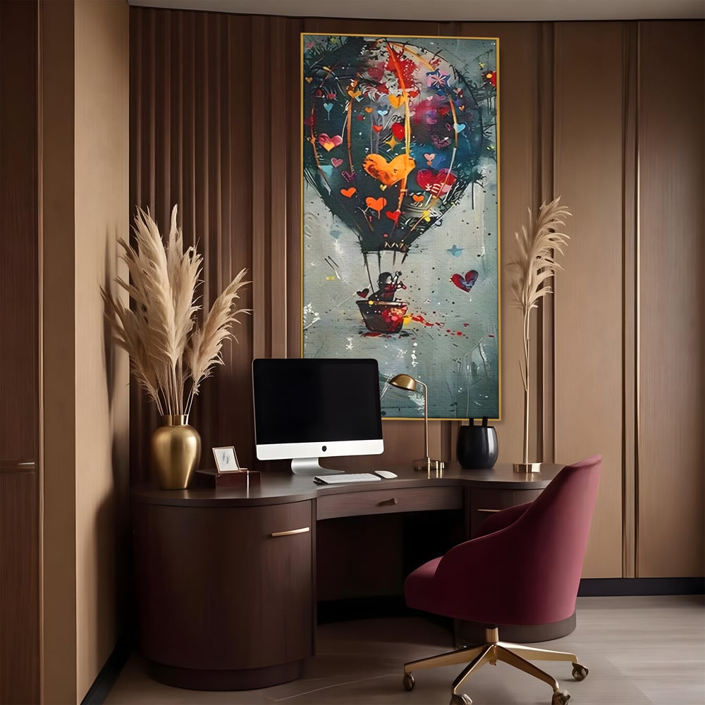 Tablou canvas cu tablou canvas cu balon cu aer cald si inimi, in rama de aluminiu auriu, pe perete intr-un birou